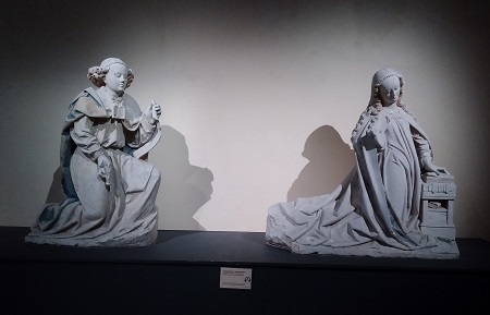 Annunciation in two statues